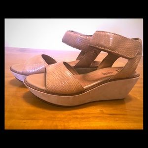 Clark’s soft cushion tan wedge sandals  size 6